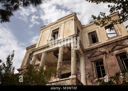 Vue sur le vieux, historique, maison en ruine (île de Cunda Alibey). Image reflète d'Egée / style architectural grec. Banque D'Images