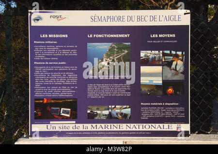 France, Côte d'Azur, Cassis, le sémaphore du bec de l'Aigle, Phare et tour de communications sign Banque D'Images