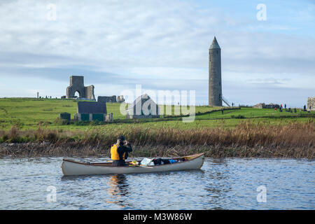 À côté de l'île de Devenish canoéiste, Lower Lough Erne, comté de Fermanagh, en Irlande du Nord. Banque D'Images