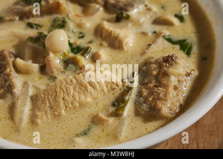 Un bol de poulet au curry thaï, vert Banque D'Images