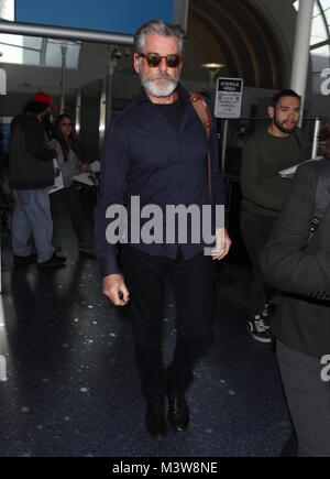 Pierce Brosnan quitte l'aéroport avec : Pierce Brosnan Où : Los Angeles, California, United States Quand : 12 janvier 2018 Source : WENN.com Banque D'Images