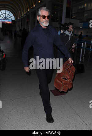 Pierce Brosnan quitte l'aéroport avec : Pierce Brosnan Où : Los Angeles, California, United States Quand : 12 janvier 2018 Source : WENN.com Banque D'Images