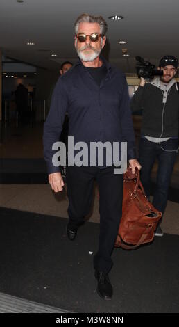 Pierce Brosnan quitte l'aéroport avec : Pierce Brosnan Où : Los Angeles, California, United States Quand : 12 janvier 2018 Source : WENN.com Banque D'Images