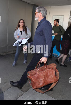 Pierce Brosnan quitte l'aéroport avec : Pierce Brosnan Où : Los Angeles, California, United States Quand : 12 janvier 2018 Source : WENN.com Banque D'Images