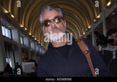 Pierce Brosnan quitte l'aéroport avec : Pierce Brosnan Où : Los Angeles, California, United States Quand : 12 janvier 2018 Source : WENN.com Banque D'Images