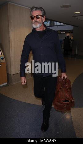 Pierce Brosnan quitte l'aéroport avec : Pierce Brosnan Où : Los Angeles, California, United States Quand : 12 janvier 2018 Source : WENN.com Banque D'Images