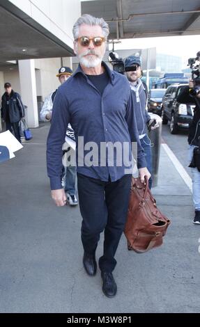 Pierce Brosnan quitte l'aéroport avec : Pierce Brosnan Où : Los Angeles, California, United States Quand : 12 janvier 2018 Source : WENN.com Banque D'Images