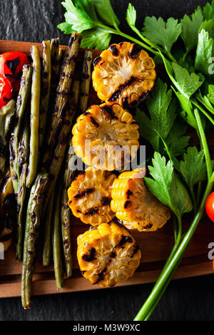 L'été en bonne santé alimentation. une grande variété de meubles de légumes grillés. L'endroit parfait pour garnir un grand BBQ party ou une célébration , week-end Banque D'Images