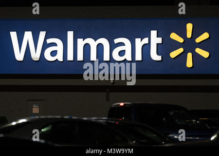 WILSON, NC - 25 janvier 2018 : un Walmart enseigne est illuminée la nuit. Walmart Inc. est une multinationale américaine retail société qui exploite une ch Banque D'Images