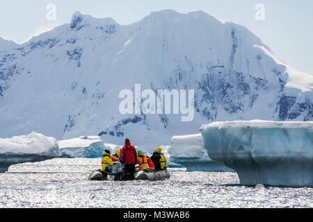 Les grands bateaux Zodiac gonflable alpinisme navette skieurs à l'Antarctique de l'aventurier de l'océan des navires à passagers Banque D'Images