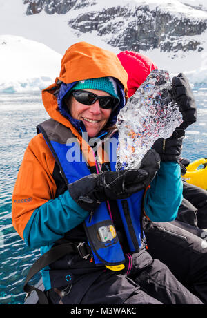 Membre de l'expédition en zodiac détient des glaciers ; navette skieurs alpinisme Zodiacs à l'Antarctique à partir de l'O du navire à passagers Banque D'Images