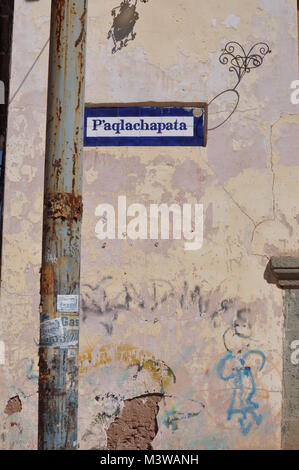 Une photo d'un mur surmonté d'une plaque portant le nom de la rue à Cuzco, Pérou Banque D'Images