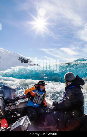 Les grands bateaux Zodiac gonflable alpinisme navette skieurs à l'Antarctique de l'aventurier de l'océan des navires à passagers Banque D'Images