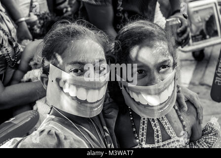 Deux jeunes filles posant avec les masques de sourire pendant le carnaval de Barranquilla Banque D'Images