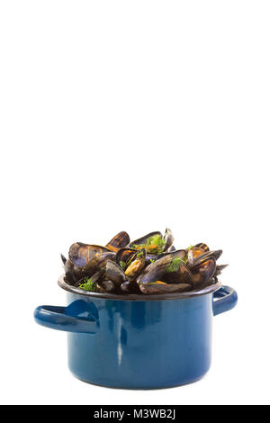 Moules dans un pot en céramique bleu sur fond blanc. Concept de saine alimentation. Mode de vie méditerranéen. Banque D'Images