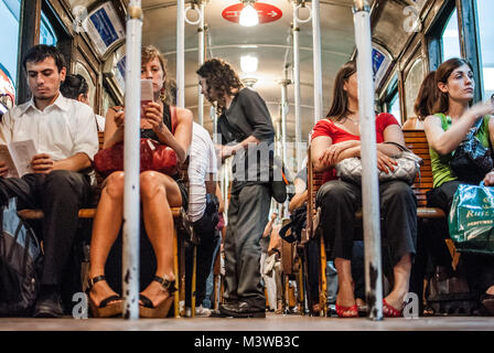 Les passagers à l'intérieur d'une rame de métro en bois traditionnel sur le métro de Buenos Aires Banque D'Images