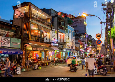 SAIGON, Vietnam, DEC 17 2017, coucher de soleil dans les rues de Saigon, le soir de la rue avec des bars et pubs dans le centre de Ho Chi Minh ville. Banque D'Images