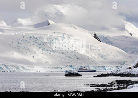 Navire de passagers aventurier océan transporte les skieurs alpinisme à l'Antarctique Banque D'Images