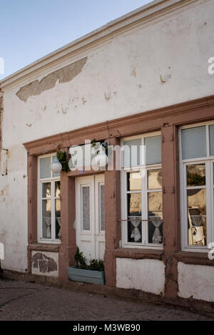 Vue sur le vieux, historique, typique maison en pierre (l'île de Cunda Alibey). Image montre un style architectural de la mer Égée. C'est une journée ensoleillée. Banque D'Images