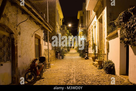 Vue nocturne de la vieille rue historique, dans la vieille ville de l'île de Cunda Alibey (). Maisons en pierre reflète le style architectural de la mer Égée. Banque D'Images