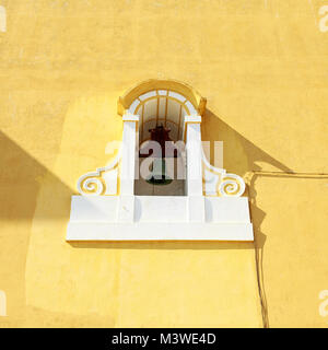 Beffroi sur le frontispice de la Chapelle Sainte Barbe à Peniche, Portugal Banque D'Images