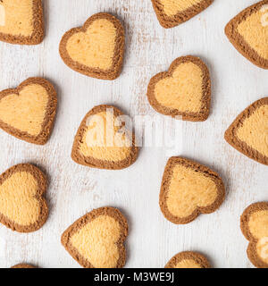 Les cookies en forme de cœur pour la Saint-Valentin. Petit-déjeuner romantique. Carte de souhaits pour la Saint-Valentin. Banque D'Images