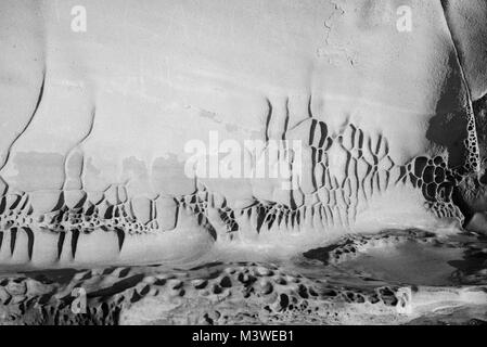 Détail de rock formation à l'océan en noir et blanc, prises dans Jack Point Park à Nanaimo, en Colombie-Britannique. Banque D'Images