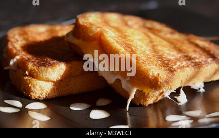 Deux du thon grillé sandwich avec du fromage fondu du dripping légèrement en retrait du sandwich. Banque D'Images