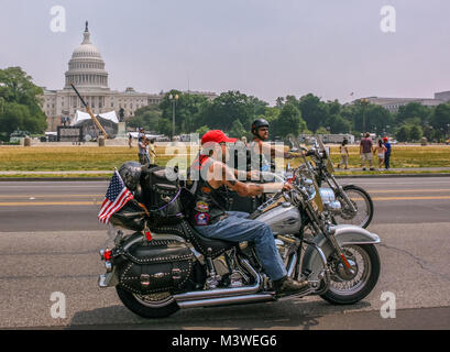 Avis de plusieurs motocyclistes mature équitation au Rolling Thunder rassemblement annuel à Washington, D.C., United States Capitol Building en arrière-plan Banque D'Images