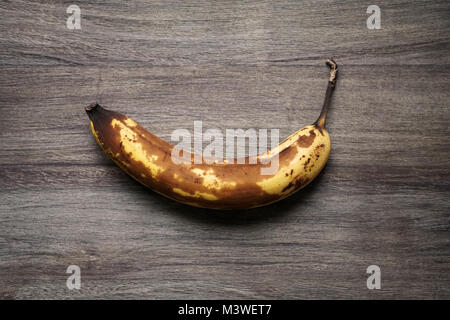Overrripe avec peau de banane marron Banque D'Images