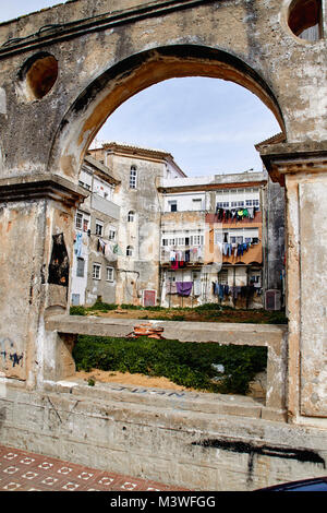 Immeuble à appartements archs de pierre et de façade vieillies à Tarifa Banque D'Images