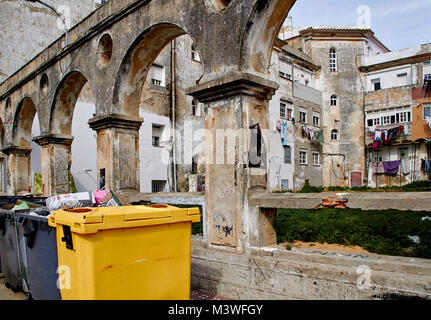 Immeuble à appartements archs de pierre et de façade vieillies à Tarifa Banque D'Images