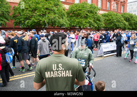 -Washington, DC, le 13 mai, 2017. Les membres de la U.S. Marshals Service couru la 11e édition de la Semaine nationale de la Police 5K de l'application de la loi en l'honneur des héros qui ont donné leur vie dans l'exercice de leurs fonctions. Cette année, l'USMS courut à l'honneur Patrick DUSM Carothers qui a été tué dans l'exercice de ses fonctions en novembre 2016 alors que l'appréhension d'un fugitif violent. Photos par : Shane T. McCoy / US Marshals la semaine de la Police 5K 2017-11 par U.S. Marshals Service Banque D'Images