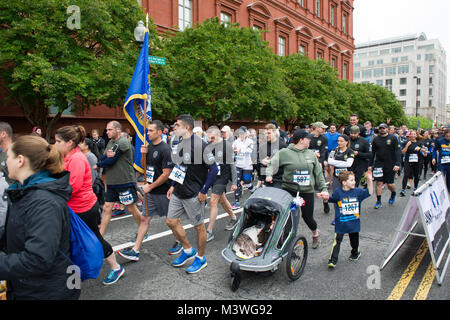 -Washington, DC, le 13 mai, 2017. Les membres de la U.S. Marshals Service couru la 11e édition de la Semaine nationale de la Police 5K de l'application de la loi en l'honneur des héros qui ont donné leur vie dans l'exercice de leurs fonctions. Cette année, l'USMS courut à l'honneur Patrick DUSM Carothers qui a été tué dans l'exercice de ses fonctions en novembre 2016 alors que l'appréhension d'un fugitif violent. Photos par : Shane T. McCoy / US Marshals la semaine de la Police 5K 2017-13 par U.S. Marshals Service Banque D'Images