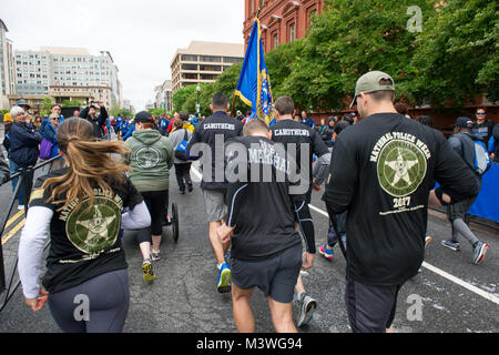 -Washington, DC, le 13 mai, 2017. Les membres de la U.S. Marshals Service couru la 11e édition de la Semaine nationale de la Police 5K de l'application de la loi en l'honneur des héros qui ont donné leur vie dans l'exercice de leurs fonctions. Cette année, l'USMS courut à l'honneur Patrick DUSM Carothers qui a été tué dans l'exercice de ses fonctions en novembre 2016 alors que l'appréhension d'un fugitif violent. Photos par : Shane T. McCoy / US Marshals la semaine de la Police 5K 2017-15 par U.S. Marshals Service Banque D'Images