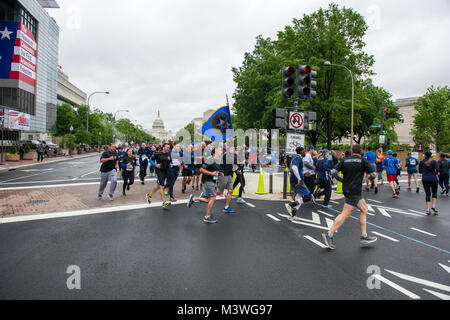 -Washington, DC, le 13 mai, 2017. Les membres de la U.S. Marshals Service couru la 11e édition de la Semaine nationale de la Police 5K de l'application de la loi en l'honneur des héros qui ont donné leur vie dans l'exercice de leurs fonctions. Cette année, l'USMS courut à l'honneur Patrick DUSM Carothers qui a été tué dans l'exercice de ses fonctions en novembre 2016 alors que l'appréhension d'un fugitif violent. Photos par : Shane T. McCoy / US Marshals 5K de la semaine de la Police, 2017-2018 par U.S. Marshals Service Banque D'Images