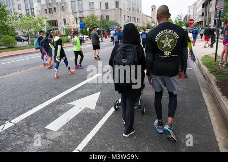 -Washington, DC, le 13 mai, 2017. Les membres de la U.S. Marshals Service couru la 11e édition de la Semaine nationale de la Police 5K de l'application de la loi en l'honneur des héros qui ont donné leur vie dans l'exercice de leurs fonctions. Cette année, l'USMS courut à l'honneur Patrick DUSM Carothers qui a été tué dans l'exercice de ses fonctions en novembre 2016 alors que l'appréhension d'un fugitif violent. Photos par : Shane T. McCoy / US Marshals la semaine de la Police 5K 2017-23 par U.S. Marshals Service Banque D'Images