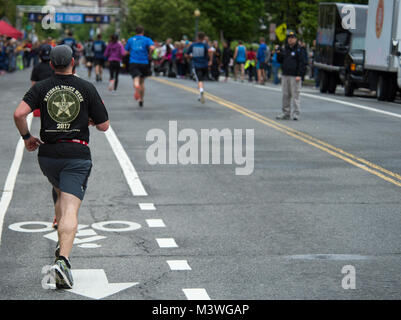 -Washington, DC, le 13 mai, 2017. Les membres de la U.S. Marshals Service couru la 11e édition de la Semaine nationale de la Police 5K de l'application de la loi en l'honneur des héros qui ont donné leur vie dans l'exercice de leurs fonctions. Cette année, l'USMS courut à l'honneur Patrick DUSM Carothers qui a été tué dans l'exercice de ses fonctions en novembre 2016 alors que l'appréhension d'un fugitif violent. Photos par : Shane T. McCoy / US Marshals la semaine de la Police 5K 2017-46 par U.S. Marshals Service Banque D'Images