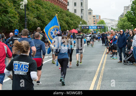 -Washington, DC, le 13 mai, 2017. Les membres de la U.S. Marshals Service couru la 11e édition de la Semaine nationale de la Police 5K de l'application de la loi en l'honneur des héros qui ont donné leur vie dans l'exercice de leurs fonctions. Cette année, l'USMS courut à l'honneur Patrick DUSM Carothers qui a été tué dans l'exercice de ses fonctions en novembre 2016 alors que l'appréhension d'un fugitif violent. Photos par : Shane T. McCoy / US Marshals la semaine de la Police 5K 2017-55 par U.S. Marshals Service Banque D'Images