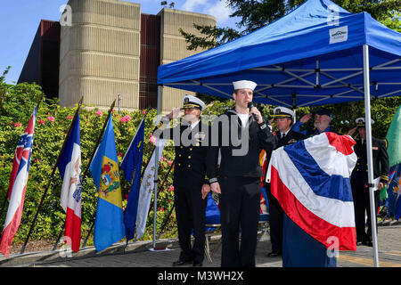 170525-N-EC099-007, SILVERDALE Washington (25 mai 2017) Musicien 2e classe Dan Weber, à l'université Bowling Green, Ohio, attribué à bande marine nord-ouest, chante l'hymne national au cours de la Journée de commémoration annuelle 'Tolling des bateaux' cérémonie au parc de dissuasion sur la base navale Kitsap-Bangor. Un total de 65 sous-marins américains ont été perdus depuis 1915, avec 52 perdue pendant la Seconde Guerre mondiale. (U.S. Photo par marine Spécialiste de la communication de masse de 3e classe Charles D. Gaddis IV/libérés) 170525-N-EC099-007 par Naval Base Kitsap (NBK) Banque D'Images