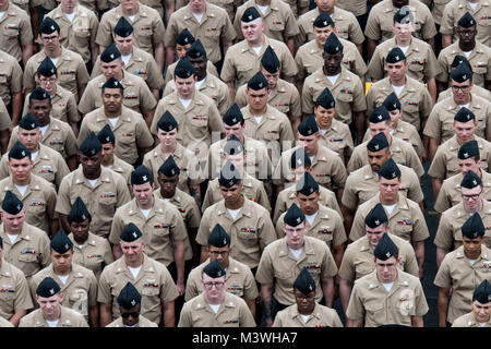 170530-N-DM308-014 OCÉAN PACIFIQUE (30 mai 2017) Plus de 300 marins participent à un frocking cérémonie sur le pont d'envol du porte-avions USS Theodore Roosevelt (CVN 71). Theodore Roosevelt est amarré au port d'attache au pierside San Diego après avoir récemment terminé une formation sur mesure la disponibilité du navire et de l'évaluation finale Problème (TSTA/FEP). (U.S. Photo par marine Spécialiste de la communication de masse 2e classe Paul L. Archer/libérés) 170530-N-DM308-014 par conservateur Photographie Banque D'Images
