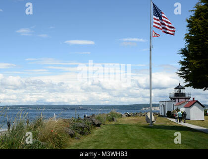 170601-N-VH385-076 POINT NO POINT, Washington, (1 juin 2017) - Le porte-avions USS Nimitz (CVN 68) transits Puget Sound en route vers l'océan Pacifique. Nimitz Nimitz fait partie du groupe aéronaval et est deprating sur un déploiement prévu à l'ouest du Pacifique et l'Océan Indien. (U.S. Photo par marine Spécialiste de la communication de masse 2e classe Wyatt L. Anthony) 170601-N-VH385-076 par Naval Base Kitsap (NBK) Banque D'Images