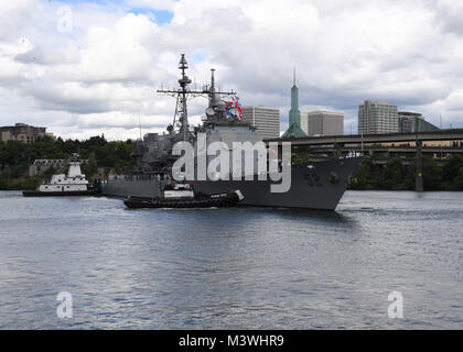 170608-N-LQ926-203 PORTLAND en Orégon, (8 juin 2017) la classe Ticonderoga croiseur lance-missiles USS Bunker Hill (CG 52) arrive à Portland pour la semaine du Festival. Le festival de Portland et la Fleet Week sont une célébration de la mer avec des services marins, marines, et les membres de la Garde côtière des États-Unis et du Canada faisant de la ville un port d'escale. (U.S. Photo par marine Spécialiste de la communication de masse 2e classe Alex Van'tLeven /libéré) 170608-N-LQ926-203 par conservateur Photographie Banque D'Images