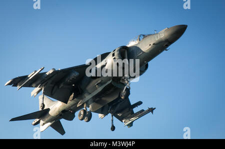 170614-M-GE751-004 OCÉAN PACIFIQUE (14 juin 2017) Un court AV-8B Harrier décollage-atterrissage vertical aéronef se prépare à terre à bord du navire d'assaut amphibie USS Bonhomme Richard (DG 6) dans l'océan Pacifique. Le navire et son groupe expéditionnaire sont exploités dans la région du Pacifique-Indo-Asia pour renforcer les partenariats et d'être un prête-réponse pour tout type d'imprévus. (U.S. Marine Corps photo par le Cpl. Amaia Unanue/libérés) 170614-M-GE751-004 par conservateur Photographie Banque D'Images