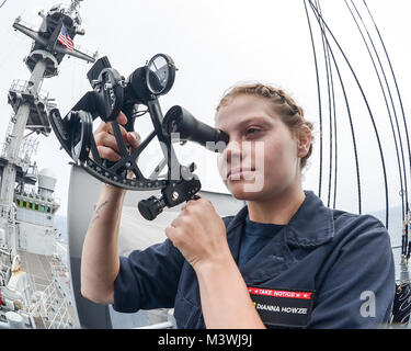 170620-N-AF263-064 OCÉAN PACIFIQUE (20 juin 2017) matelot timonier, Dianna Howze utilise un sextant pour mesurer l'angle entre le soleil et l'horizon à bord de la classe Wasp-navire d'assaut amphibie USS Essex (DG 2). Le navire effectue des certifications d'envol et les essais en mer au large de la côte de Californie du Sud. (U.S. Photo par marine Spécialiste de la communication de masse Matelot-Sabyn L. Marrs/libérés) 170620-N-AF263-064 par conservateur Photographie Banque D'Images