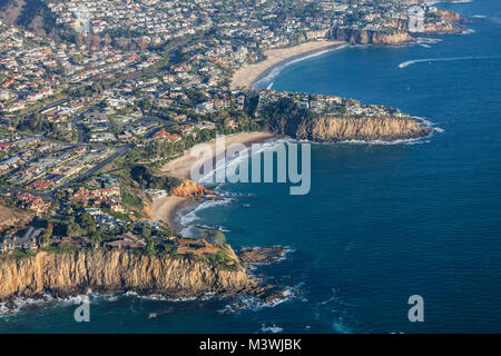 Vue aérienne de criques pittoresques entourant les foyers aisés à Laguna Beach, Californie. Banque D'Images