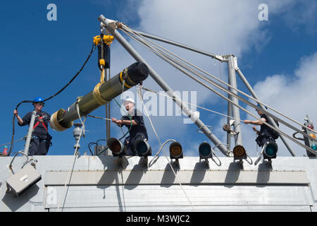 170620-N-AX638-0097 de l'OCÉAN PACIFIQUE (20 juin 2017) marins affectés à la classe Arleigh Burke destroyer lance-missiles USS Howard (DDG 83) hisser un Mark 46 Mod 5D'UNE TORPILLE. Howard est en cours avec le groupe aéronaval du Nimitz sur un déploiement prévu à l'ouest du Pacifique et l'Océan Indien. (U.S. Photo par marine Spécialiste de la communication de masse 2e classe Tyler Preston/libérés) 170620-N-AX638-0097 Conservateur Photographie par Banque D'Images