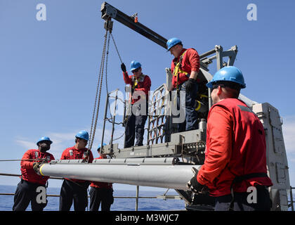 Océan Pacifique (20 juin 2017) marins affectés au porte-avions USS Nimitz (CVN 68) charger une jante 116 missile dans un système d'armes antimissiles Cellule Matériel roulant, le 20 juin 2017, dans l'océan Pacifique. La Marine américaine a patrouillé les Indo-Asia-Pacifique couramment pour plus de 70 ans la promotion de la paix et la sécurité régionales. (U.S. Photo par marine Spécialiste de la communication de masse 2e classe Holly L. Herline) 170620-N-KR702-103 par Naval Base Kitsap (NBK) Banque D'Images