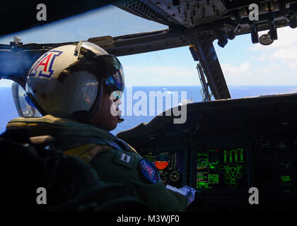 Océan Pacifique (Juin 25, 2017) Le Lieutenant Sean Henderson, originaire d'Orange County, Californie et affecté à la "meute" de l'Escadron d'hélicoptères grève maritime (HSM) 75, les mouches une Sea Hawk MH-60R sur l'hélicoptère d'attaque Nimitz dans l'océan Pacifique, le 25 juin 2017. Nimitz Strike Group est actuellement en cours sur une période de la 7e flotte zone d'opérations. La Marine américaine a patrouillé les Indo-Asia-Pacifique couramment pour plus de 70 ans la promotion de la paix et la sécurité régionales. (U.S. Photo par marine Spécialiste de la communication de masse 3 Classe Leon Wong) 170625-N-XL056-158 par Naval Base Kitsap (NBK) Banque D'Images