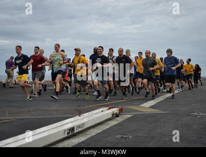 SURIGAO STRAIT (3 juillet 2017) Les marins de la Marine américaine affecté à le porte-avions USS Nimitz (CVN 68) participer à une cabine de pilotage 5K en commémoration de la bataille de Golfe de Leyte, le 3 juillet 2017, dans le détroit de Surigao. La bataille de Golfe de Leyte a fait rage à partir de 23-26 octobre 1944, opposant la marine impériale japonaise contre les forces alliées des États-Unis et l'Australie et a été le dernier grand navire de l'engagement dans l'histoire. Nimitz est actuellement en déploiement dans la 7e flotte américaine zone d'opérations. La Marine américaine a patrouillé les Indo-Asia régulièrement du Pacifique pendant plus de 70 ans la promotion de la région Banque D'Images